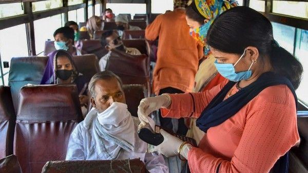 एक जूून से लगभग सभी राज्यों में बसें चलना शुरू हो गया. इसी के चलते यूपी में बस में टिकट काटती महिला कंडक्टर. (Photo: PTI)