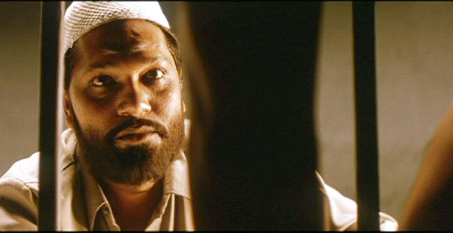 फिल्म 'ब्लैक फ्राइडे' में अपने आका के हाथों धोखा खाए 1993 मुंबई ब्लास्ट को अंजाम देने वाले आतंकवादी बादशाह खान के रोल में आदित्य.