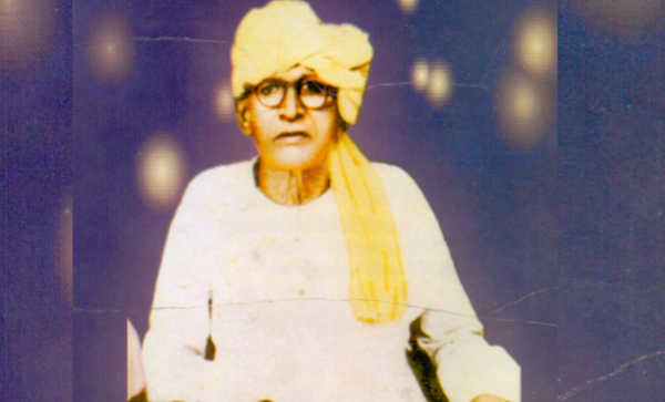 भिखारी ठाकुर ने ही सबसे पहले कलात्मक प्रतिभा वाले युवा पुरुषों को स्त्रियोचित वेशभूषा में मंच पर उतारा और ‘लौंडे के नाच’ का प्रचलन किया.उन्होंने साड़ी टिकुली, गहनों आदि साज-सज्जा के साथ पुरुष नर्तकों को मंच पर उतारा.