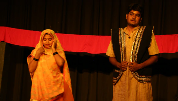 भिखारीनामा नाटक के एक दृश्य में जैनेन्द्र दोस्त एवं सरिता साज़