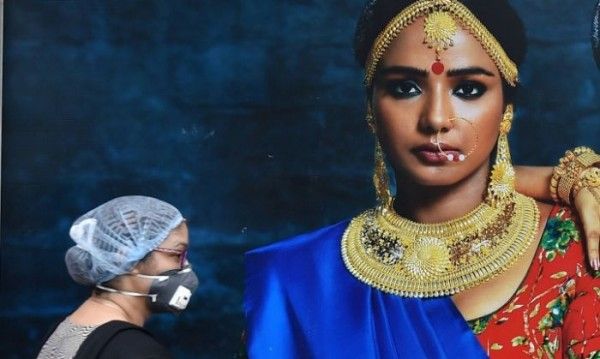 आज के दिनों में सोने के जेवर बेचना या गिरवी रखना, ‘बहुत बड़ी विपत्ति’ का पर्यायवाची है.