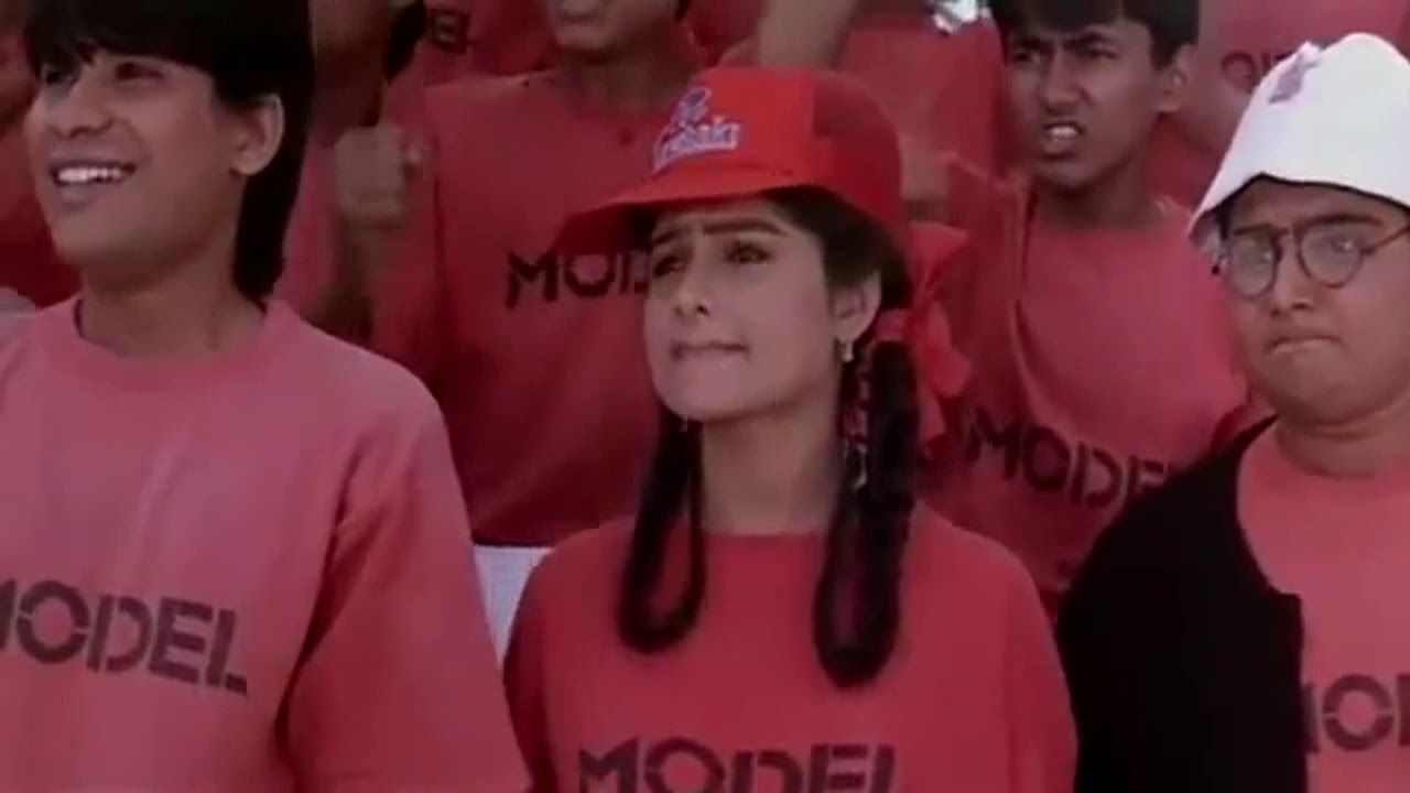 फिल्म के एक सीन में आदित्य लखिया और देवेन भोजानी के साथ लाल रंग की टोपी पहने आयशा जुल्का. फिल्म के एक सीन में आदित्य लखिया और देवेन भोजानी के साथ लाल रंग की टोपी पहने आयशा जुल्का.