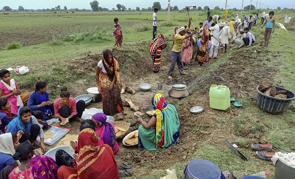 मनरेगा में काम मांगने वालों की संख्या बढ़ गई है. (फोटो-पीटीआई)