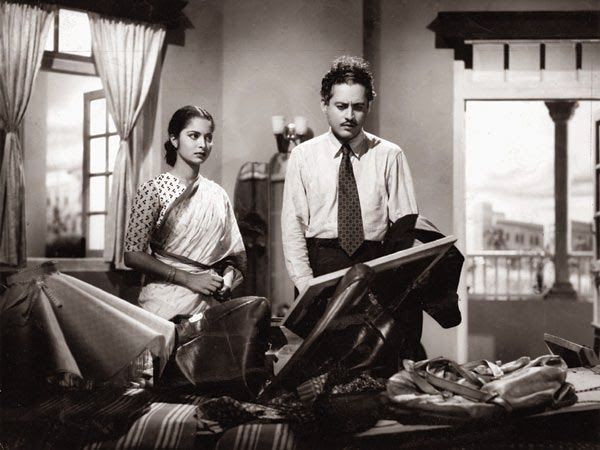 फिल्म 'कागज़ के फूल' के एक सीन गुरुदत्त और वहीदा रहमान. इस फिल्म को फिल्ममेकिंग का मास्टक्लास माना जाता है. 