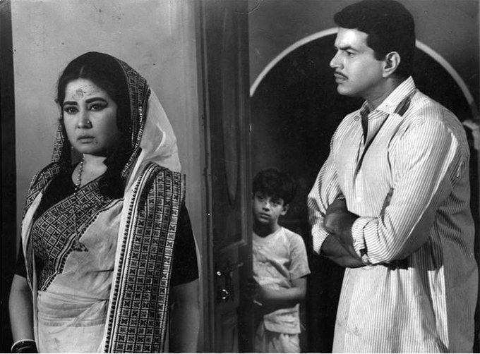 फिल्म 'मझली दीदी' के एक सीन में मीना कुमार और धर्मेंद्र के साथ बालक सचिन.