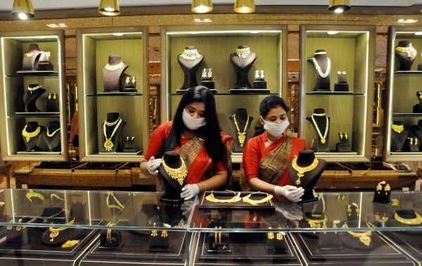कोरोना वायरस महामारी में लोगों की वित्तीय स्थिति गड़बड़ हो गई है. मीडिया रिपोर्ट्स के मुताबिक गोल्ड लोन लेने वालों की संख्या इस महामारी में बढ़ी है. (फोटो-पीटीआई)