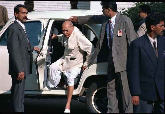 नरसिम्हा राव उन प्रधानमंत्रियों में से हैं, जिन्हें सरकार बनाने के बाद बहुमत साबित करना पड़ा था.