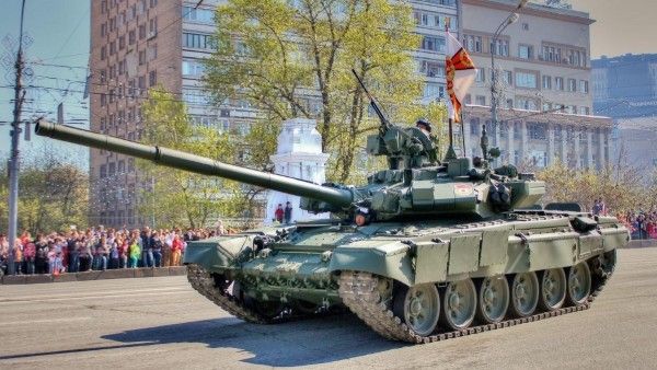 रूस ने सीरिया में छिड़े गृह युद्ध में T-90 टैंक इस्तेमाल किए थे. इस लड़ाई में एक टैंक के नष्ट होने की खबर आई थी. रूस ने सीरिया में छिड़े गृह युद्ध में T-90 टैंक इस्तेमाल किए थे. इस लड़ाई में एक टैंक के नष्ट होने की खबर आई थी.