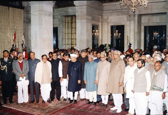 वीपी सिंह अपने कैबिनेट के साथ. वीपी सिंह के समय विश्वास मत और अविश्वास प्रस्ताव साथ-साथ आ गए थे.