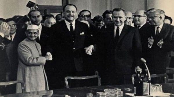 ताशकंद समझौते के समय की तस्वीर. लालबहादुर शास्त्री और अयूब खान, दोनों साथ खड़े हैं. इस तस्वीर के कुछ ही घंटों बाद शास्त्री की मौत हो गई. फाइल. ताशकंद समझौते के समय की तस्वीर. लालबहादुर शास्त्री और अयूब खान, दोनों साथ खड़े हैं. इस तस्वीर के कुछ ही घंटों बाद शास्त्री की मौत हो गई. फाइल.