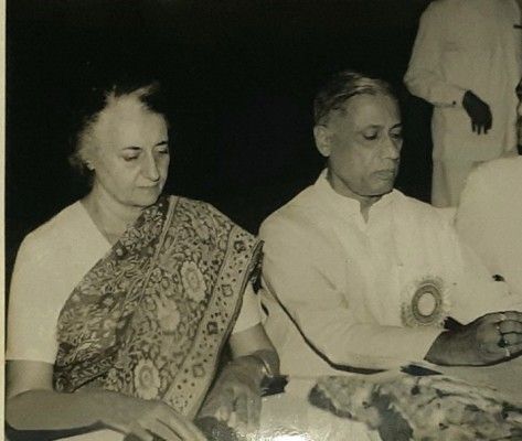 चंद्रशेखर अनुभवी विधायक थे और बड़े विपक्षी नेता को हरा दिल्ली पहुंचे थे. इंदिरा ने इसका ख्याल रखा और उन्हें मंत्रिपरिषद में स्थान दिया.