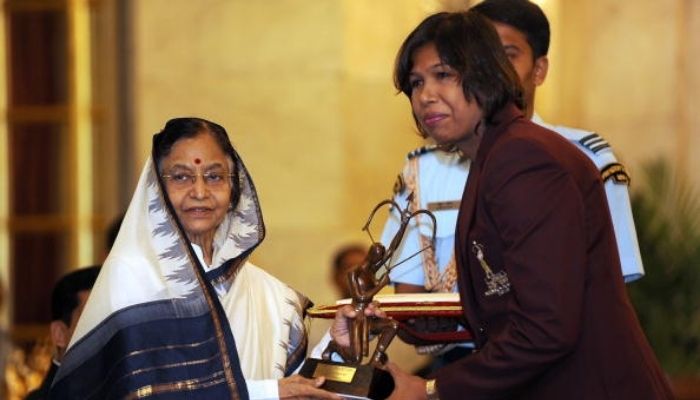 President Pratibha Patil से Arjuna Award लेतीं Jhulan Goswami (फाइल फोटो) Jhulan Goswami Arjuna Award 700