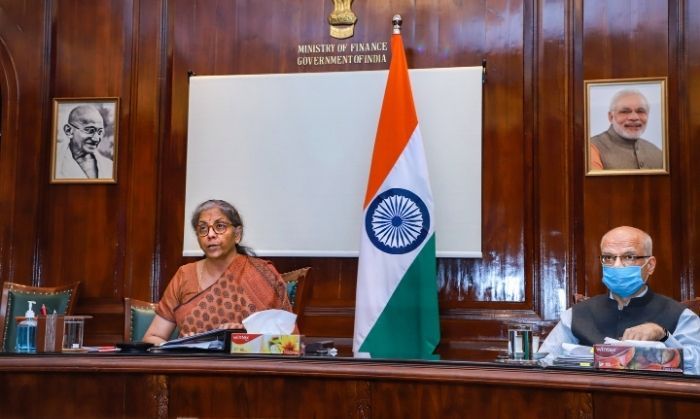 सरकार और वित्त मंत्री निर्मला सीतारमण, दोनों के लिए आगे कुआं और पीछे खाई वाली स्थिति है. अगर बैंक को बचाती हैं तो क़र्ज़ बढ़ेगा और अगर क़र्ज़ कंट्रोल में रखती हैं तो बैंक डूबेंगे. ऐसे में रिकैपिटलाईज़ेशन बड़ा हैंडी रहता है. (PTI)