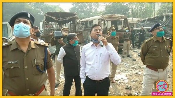 मौके पर मौजूद प्रयागराज जिले का प्रशासन लगातार टंकी पर चढ़े लोगों को समझाने बुझाने का प्रयास कर रहा है. Sale(398)