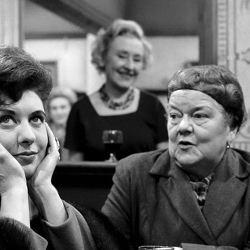  शुरुआत में ये तीन महिलाएं ही कोरोनेशन स्ट्रीट की लीड कैरेक्टर्स थीं. ये सभी महिलाओं शुरुआती 10 साल से ज़्यादा समय तक इस शो के साथ बनी रहीं. 