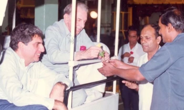 रतन टाटा ने 29 नवंबर, 2019 को जेआरडी की ये तस्वीर शेयर करते हुए लिखा, 'यक़ीन नहीं होता उनको गए हुए 26 साल हो गए. 29 नवंबर, 1993 को जेआरडी टाटा का 89 वर्ष की उम्र में देहांत हो गया था.