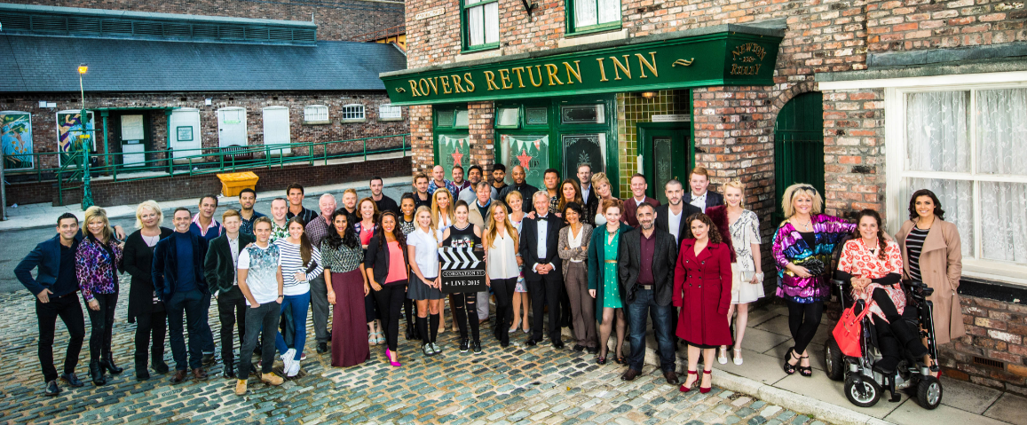 कोरोनेशन स्ट्रीट में वर्किंग क्लास के लोगों की कहानी दिखाई जाती थी, जो एक ही मोहल्ले में रहा करते थे. 