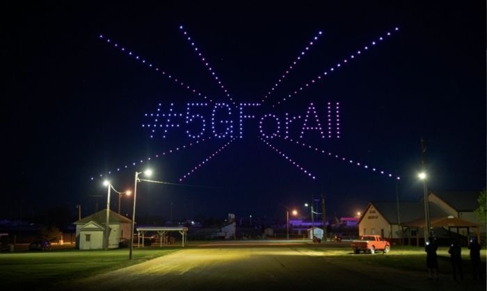 ये सांकेतिक तस्वीर अमेरिका के नॉर्थ डकोटा राज्य वाले लिसबन की है. 300 ड्रोन की सहायता से टी-मोबाइल ने बनाया #5GForAll (तस्वीर: PTI) 