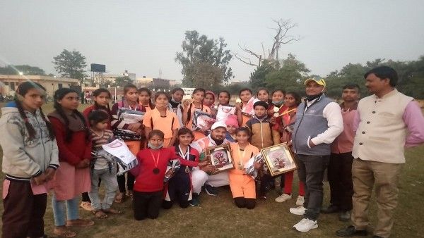 पुरस्कार लेने के बाद अपनी पूरी टीम के साथ अजीजपुर प्राथमिक विद्यालय की छात्राएं