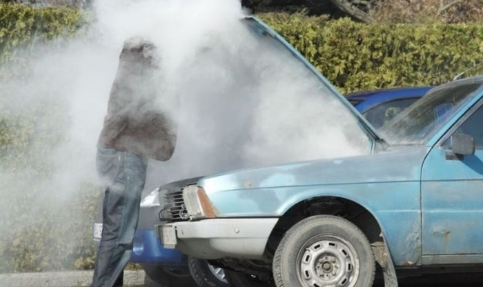 अगर कार का इंजन ओवरहीट हो गया है तो, कार से उतरिए, उसके ठंडे होने का इंतज़ार कीजिए, फिर से कार में चढ़िए. इसी को अगर शेयर मार्केट के संदर्भ में कहें तो, PE बहुत ज़्यादा होने पर पैसे निकाल लीजिए, मार्केट के गिरने का इंतज़ार कीजिए फिर डिप या करेक्शन आने पर शेयर्स ख़रीदिए. हालांकि ये एक्सपर्टस का कहना है. पर शेयर मार्केट अगर इतना ही प्रेडिकटेबल होता तो ईज़ी मनी किसे प्यारा नहीं. (तस्वीर: www.carthrottle.com/)