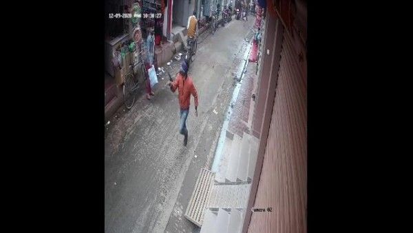 CCTV फुटेज में पिस्टल के साथ भागता एक बदमाश. फोटो: The Lallantop special arrangement
