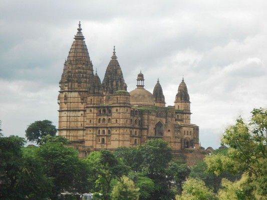 ओरछा किलों और मंदिरों के लिए मशहूर है. यहीं का चतुर्भुज मंदिर. फोटो: wikimedia