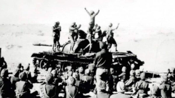 1971 की जीत के बाद ख़ुशी मनाते सेना के जवान
