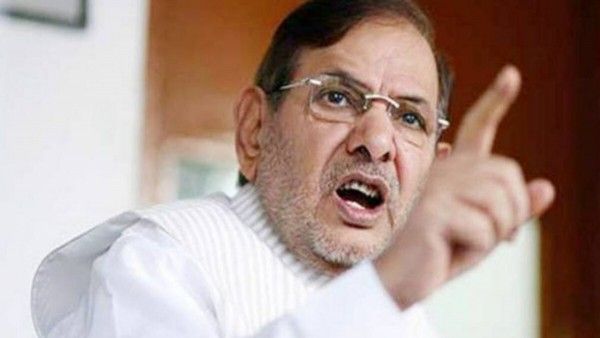 IC 814 अपहरण कांड के समय शरद यादव नागरिक उड्डयन मंत्री थे.