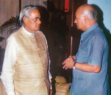 IC 814 अपहरण कांड के समय शरद यादव नागरिक उड्डयन मंत्री थे.