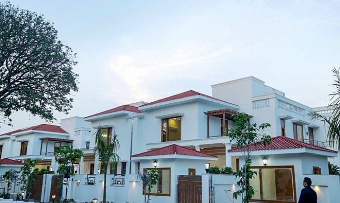 ड्यूपलेक्स फ़्लैट्स की सांकेतिक तस्वीर. इनका 5G से अन्यथा कोई लेना देना नहीं हैं.हां, अगर इसके ऊपर 5G वाले टावर लगने लगें तो अलग बात ठहरी. (तस्वीर: PTI) 