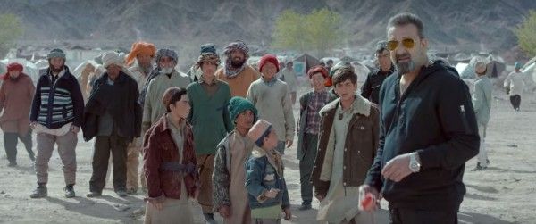 नासीर, एक एक्स आर्मी ऑफिसर जो बच्चों को क्रिकेट सिखाता है. 