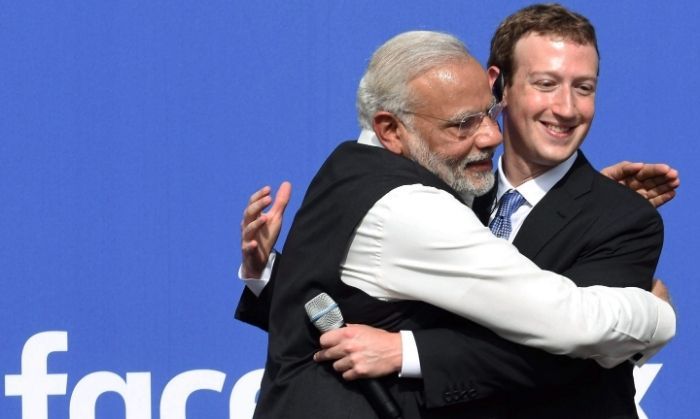 तस्वीर 27 सितंबर, 2015 की है. मोदी और मार्क ज़करबर्ग की. कैलिफ़ोर्निया में FB के हेड क्वार्टर में. (PTI/सुभव शुक्ला) 