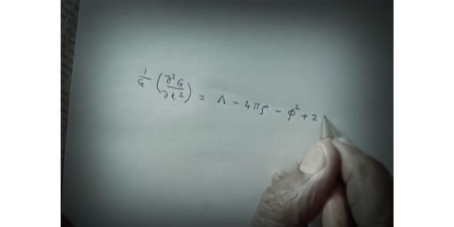 अपने हाथ से अपनी इक्वेशन लिखते प्रोफेसर रायचौधरी. (विज्ञान प्रसार)