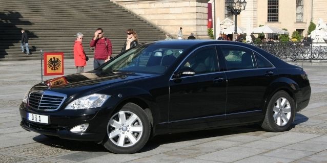 जर्मनी की चांसलर इस मर्सिडीज़ में चलती हैं. ये बुलेटप्रूफ है. (विकिमीडिया)