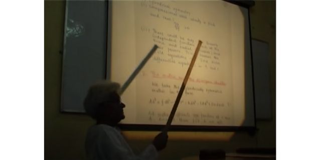 प्रोफसर रायचौधरी एक लेक्चर के दौरान. (विज्ञान प्रसार)