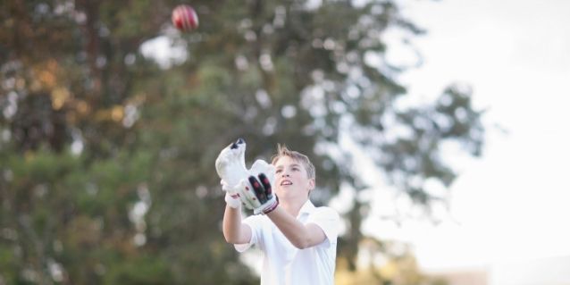 गेंद पकड़ने की कोशिश में लड़का फिज़िक्स पढ़ के आया है या नहीं? (गैटी)