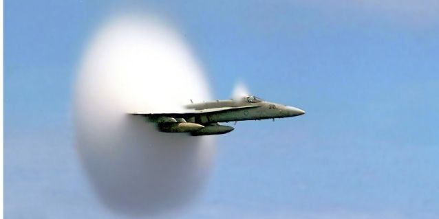 कई बार सुपरसॉनिक जेट के इर्द गिर्द ऐसे बादल का गुब्बारा बन जाता है. (विकिमीडिया)