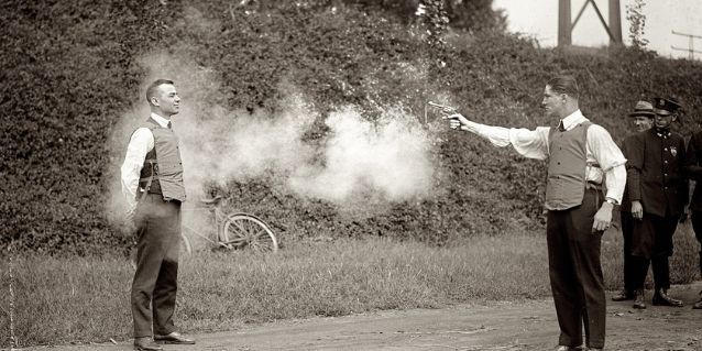 1923 की एक बुलेटप्रूफ वेस्ट की टेस्टिंग. ये वाली बहुत भारी होती थी. (विकिमीडिया)