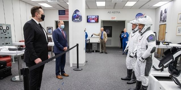 डेमो 2 के ऐस्ट्रोनॉट्स के साथ खड़े नज़र आ रहे इलॉन मस्क और नासा के ऐडमिनिस्ट्रेटर. (नासा)