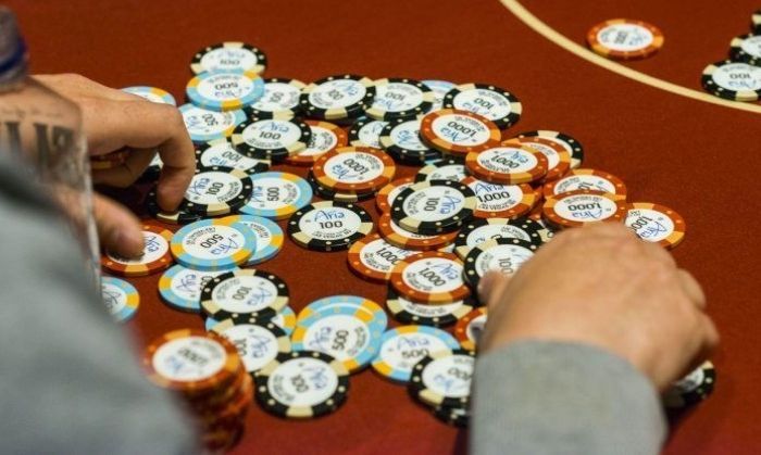 चिप्स की कैसीनो के बाहर कोई वैल्यू नहीं होती लेकिन अगर कैसीनो और उसमें जुआ खेलने वाले एग्री हैं तो चिप्स में लिखी वैल्यू की चिप्स की वैल्यू हो जाती है. ऐसे ही बॉन्ड की चाहे कोई वैल्यू न हो लेकिन उनको लेने और देने वाले के बीच अगर कॉन्ट्रैक्ट है तो मुझे आपको क्या ही आपत्ति. (तस्वीर: casino.org) 