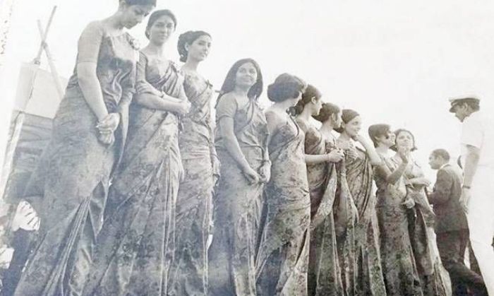 तस्वीर 1971 की है. एयर इंडिया का क्रू पहले जंबो जेट के आने का इंतज़ार कर रहा है. (तस्वीर: Joyce Mitchal, पूर्व एयर इंडिया होस्टेस)