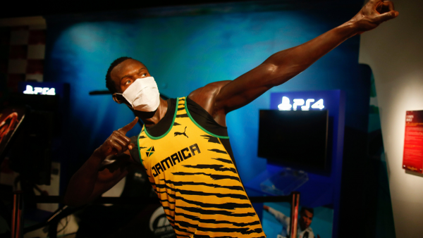 लंदन के मैडम तुसाद म्यूज़ियम में उसैन बोल्ट के स्टैच्यू को मास्क पहनाया गया था कोरोना को लेकर अवेयरनेस लाने के लिए (फोटो- PTI) Madame Tussauds (1)