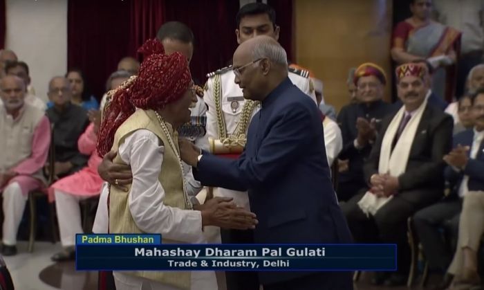 राष्ट्रपति रामनाथ कोविंद से पद्म भूषण प्राप्त करते महाशय धर्म पाल गुलाटी. (स्क्रीनग्रैब: प्रेज़िडेंट ऑफ़ इंडिया का यू ट्यूब चैनल)