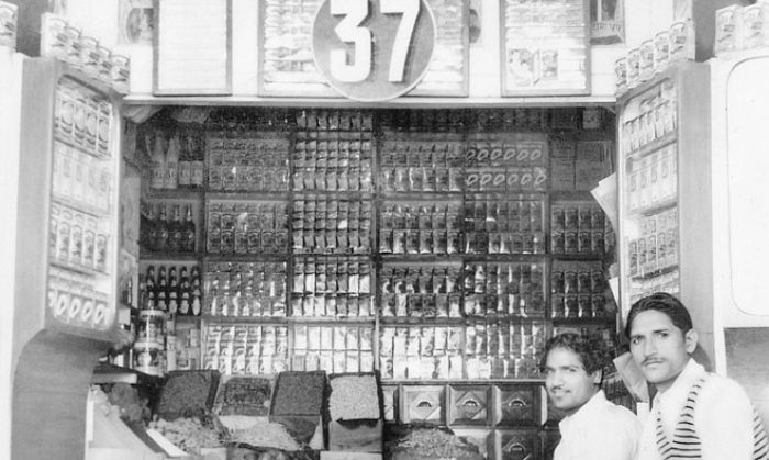 1950-60 के दौरान सरकार ने धर्मपाल गुलाटी को क़रोल बाग में दुकान नम्बर 37 अलॉट कर दी. तस्वीर में धर्मपाल गुलाटी अपने छोटे भाई सतपाल गुलाटी के साथ. (तस्वीर: WSJ/MDH)