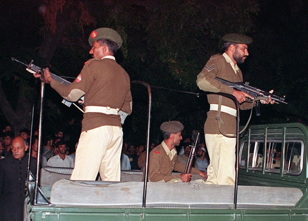 मुशर्रफ़ समर्थक सैनिकों ने हरी झंडी मिलते ही कार्रवाई शुरू कर दी थी.