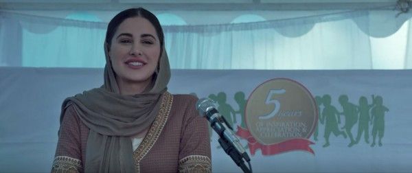 नरगिस के किरदार का कैमरा टाइम इतना है कि अपने डायलॉग बोलते वक्त भी कैमरा दूसरे किरदारों पर रहता है. 