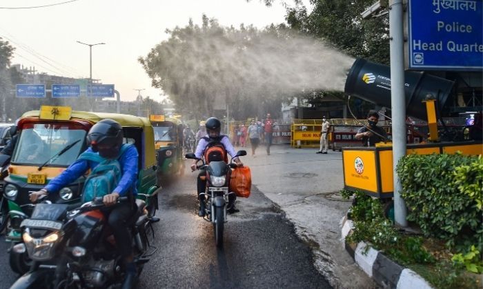 'एंटी स्मॉग गन' से दिल्ली और आसपास के क्षेत्रों का कितना की प्रदूषण नियंत्रण हो लेगा? (तस्वीर: पीटीआई/मानवेंद्र वशिष्ठ) 