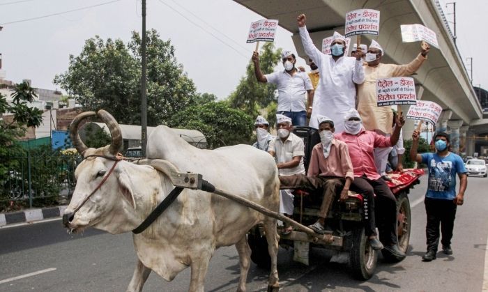 ये तस्वीर भी इसी साल 01 जुलाई, 2020 की है. तस्वीर में दिल्ली में AAP कार्यकर्ता पेट्रोल और डीज़ल के बढ़ते हुए दामों के चलते केंद्र के ख़िलाफ़ प्रदर्शन कर रहे हैं. (PTI) 