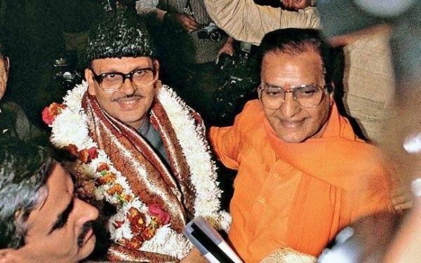 पूर्व प्रधानमंत्री वीपी सिंह (बाएं) भी चारों सदनों के सदस्य रहे हैं