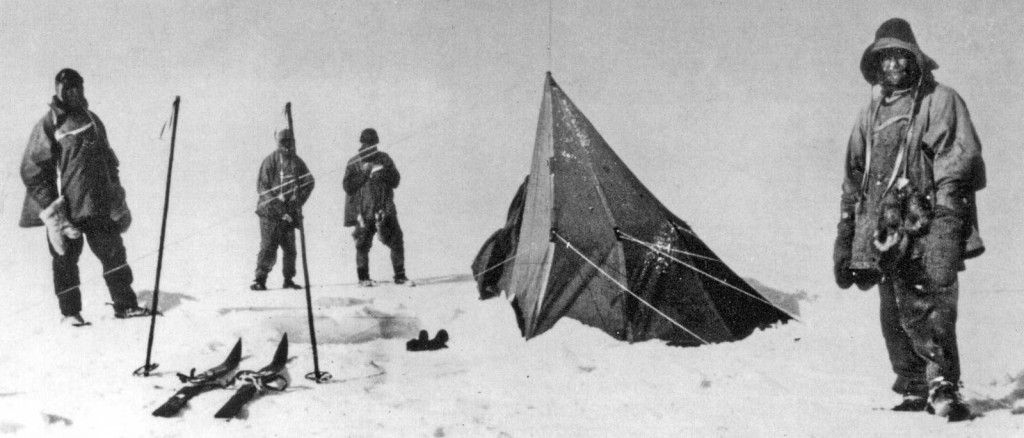 अपनी टीम के साथ रॉबर्ट स्कॉट.